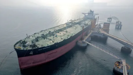 Vapor de marfă ancorat în port, pe fundal de apă calmă.