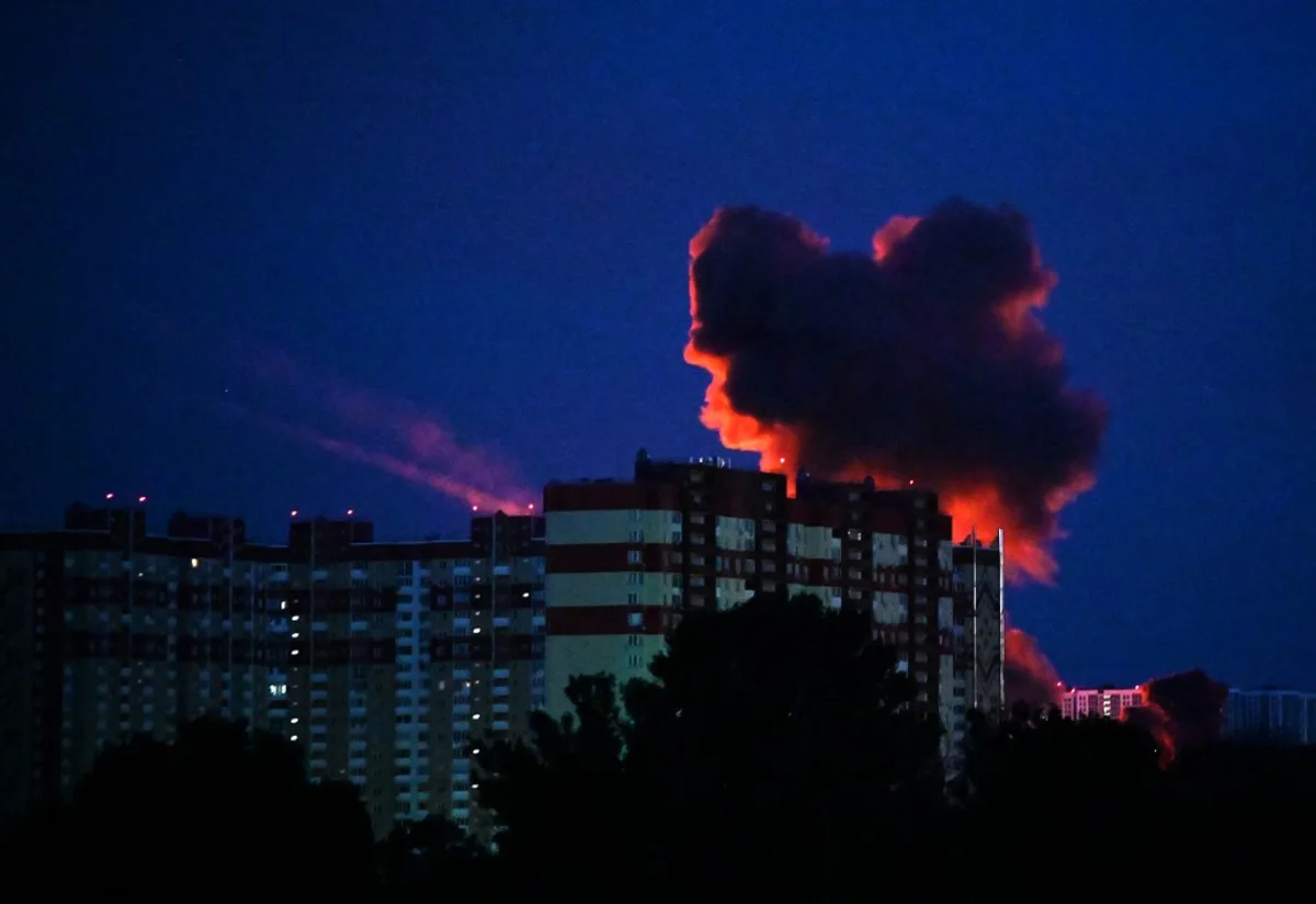 Fumul se ridică deasupra clădirilor în urma atacurilor aeriene din Kiev.