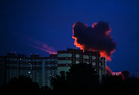 Fumul se ridică deasupra clădirilor în urma atacurilor aeriene din Kiev.