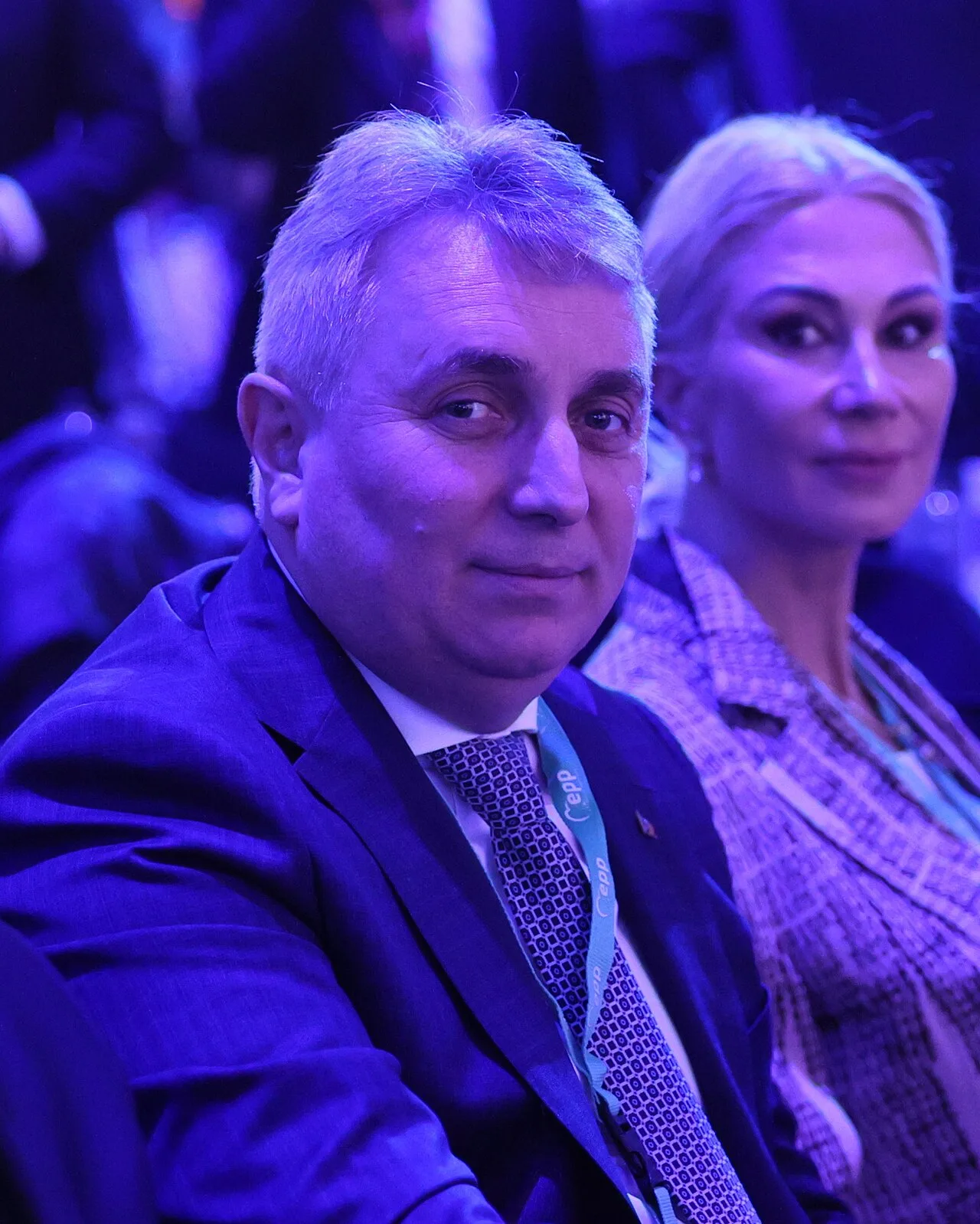 Lucian Bode în timpul unei întâlniri politice, cu o expresie serioasă.