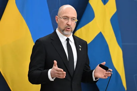Premierul Ucrainei discutând despre finanțarea rețelei energetice pentru iarnă.