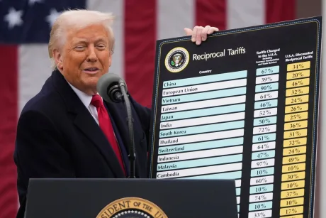 Președintele Trump discută despre taxe vamale și impactul acestora asupra economiei.