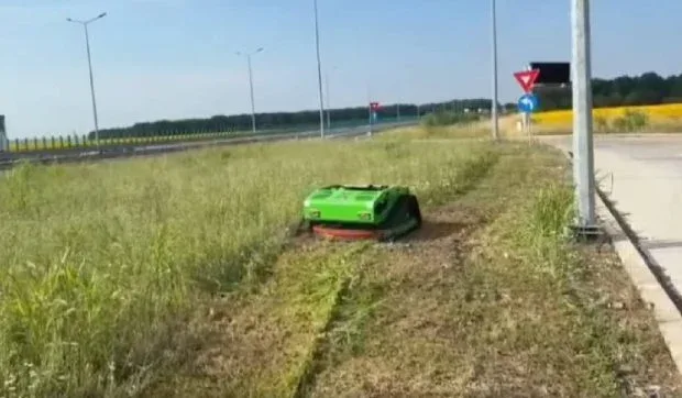Roboți telecomandați pentru cosirea vegetației pe drumuri expres.