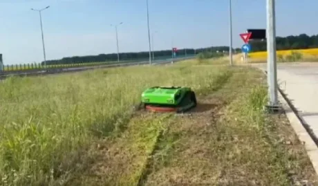 Roboți telecomandați pentru cosirea vegetației pe drumuri expres.
