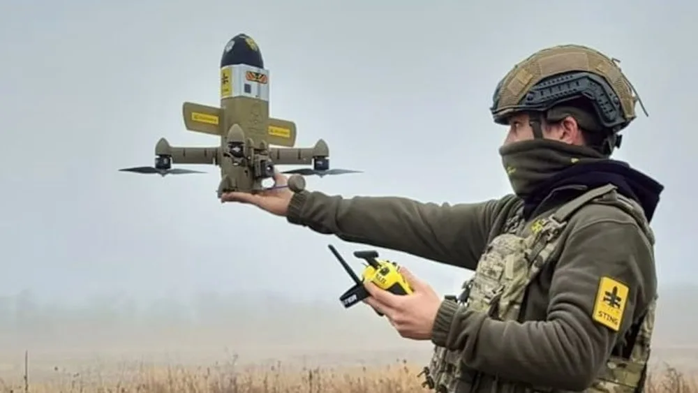 Un soldat ucrainean lansează o dronă pe câmpul de luptă.