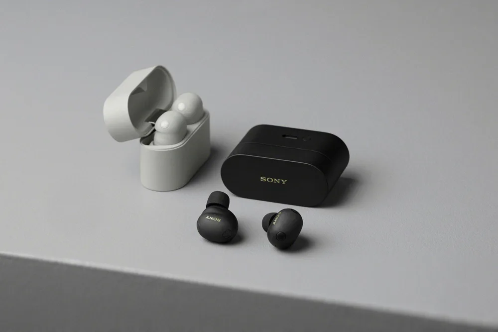 Căști wireless Sony WF-1000XM6 și cutia de încărcare.
