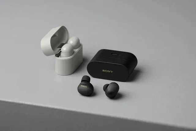 Căști wireless Sony WF-1000XM6 și cutia de încărcare.