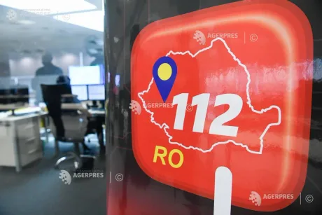 Logo RO-Alert pe fundalul centrului de comandă