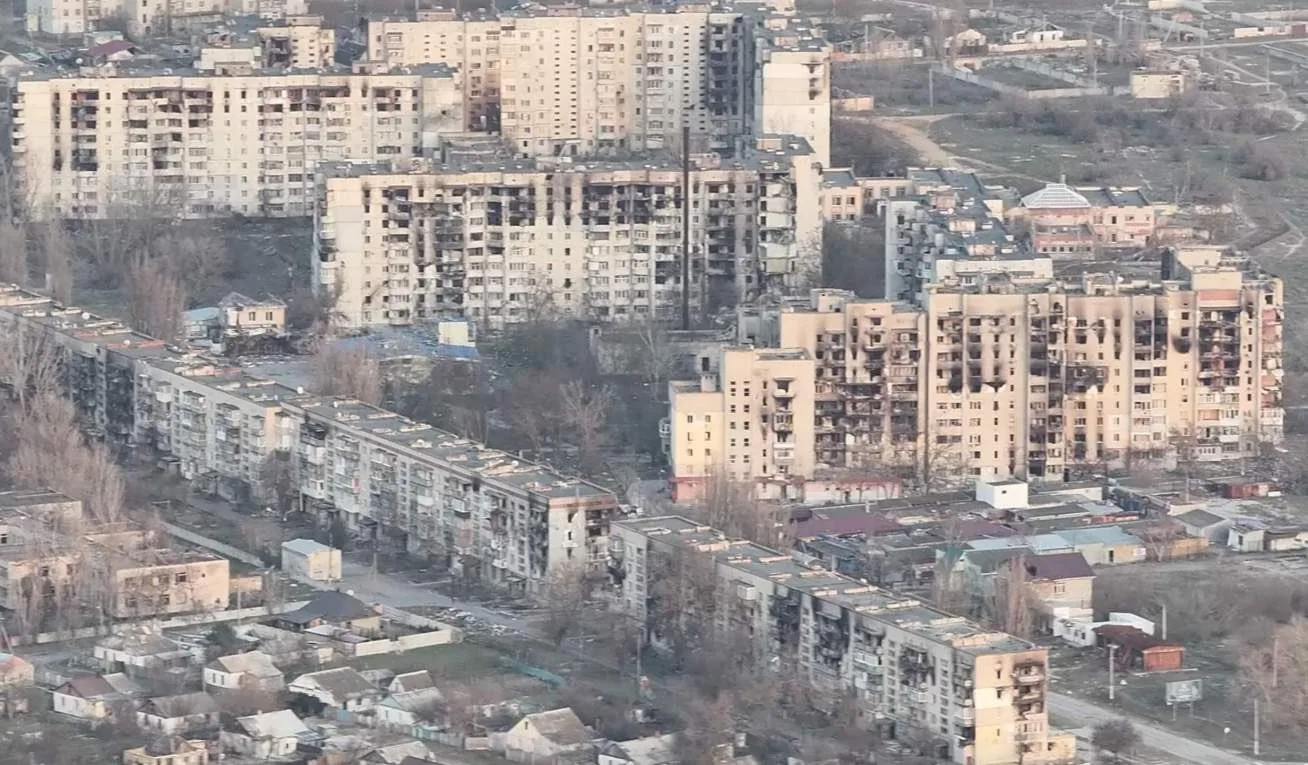 Peisaj urban distrus, clădiri avariate și abandonate în Oleșkî.