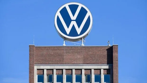 Logo-ul Volkswagen pe un clădire, simbolizând provocările companiei.