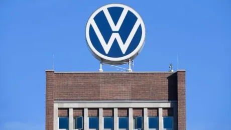 Logo-ul Volkswagen pe un clădire, simbolizând provocările companiei.