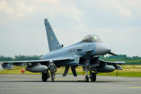 Avion Eurofighter pregătit pentru misiune în Letonia.
