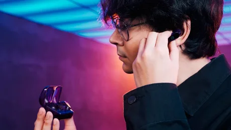 Bărbat cu căști wireless INZONE Buds în nuanța Glass Purple.