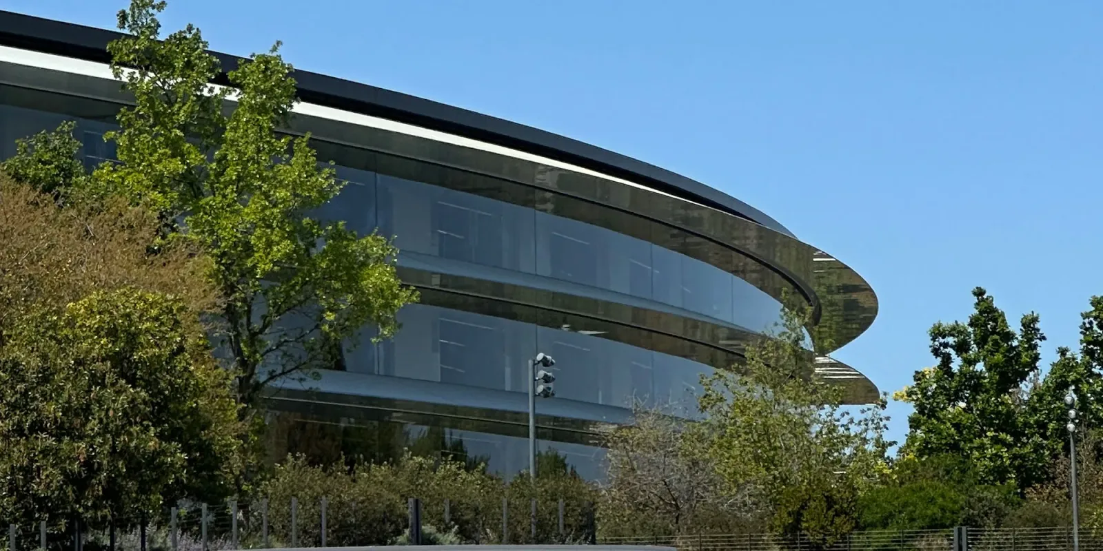Birou modern în Sunnyvale, simbol al expansiunii Apple în 2026.