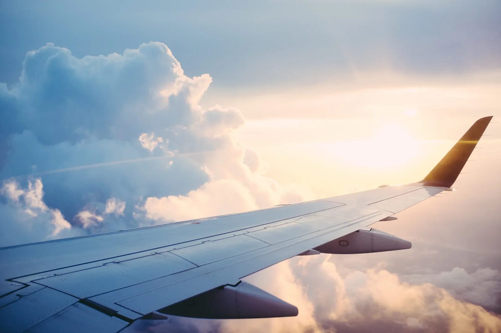 Vedere din avion cu nori și soare la apus.