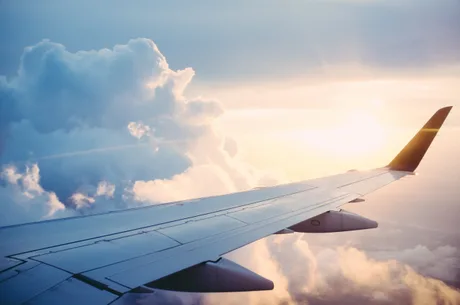 Vedere din avion cu nori și soare la apus.