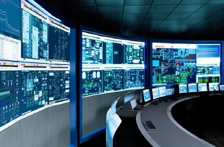 Sistem de monitorizare a rețelelor electrice, cu ecrane multiple și date vizibile.