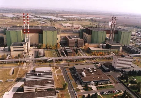 Centrala nucleară de la Paks, cu unități în funcțiune și peisajul din jur.