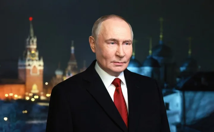 Vladimir Putin în fața Kremlinului, reflectând tensiunile economice din Rusia.