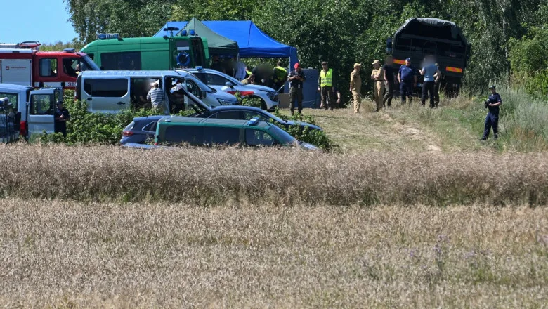 Activități de intervenție în apropierea unei granițe, cu echipamente de salvare și vehicule.