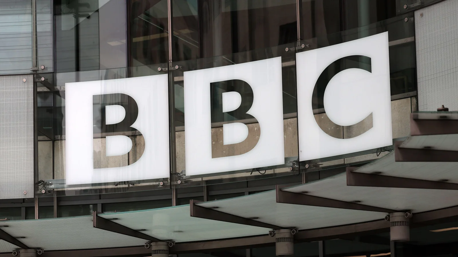Logo-ul BBC pe clădirea sediului din Regatul Unit.