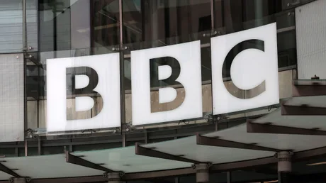 Logo-ul BBC pe clădirea sediului din Regatul Unit.