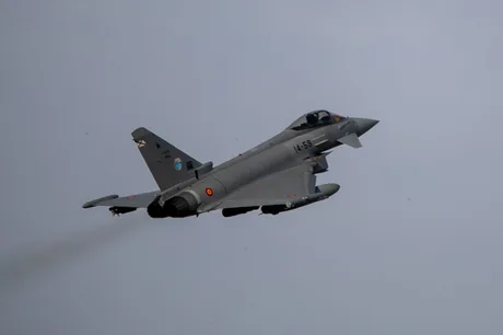 Avion Eurofighter în zbor, pregătit pentru misiuni de monitorizare.