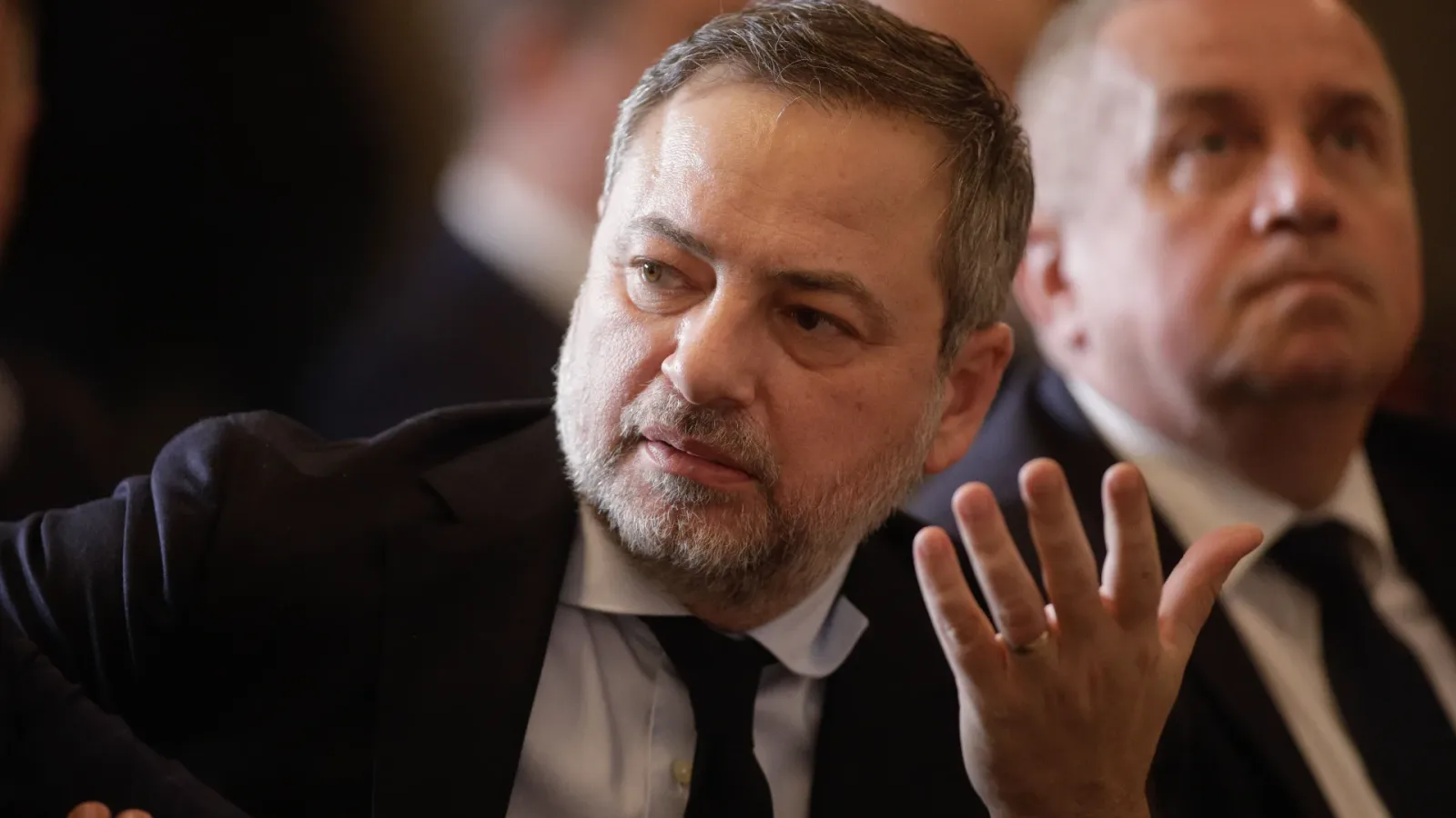 Dan Motreanu discutând despre criza politică din România.