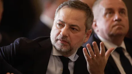 Dan Motreanu discutând despre criza politică din România.