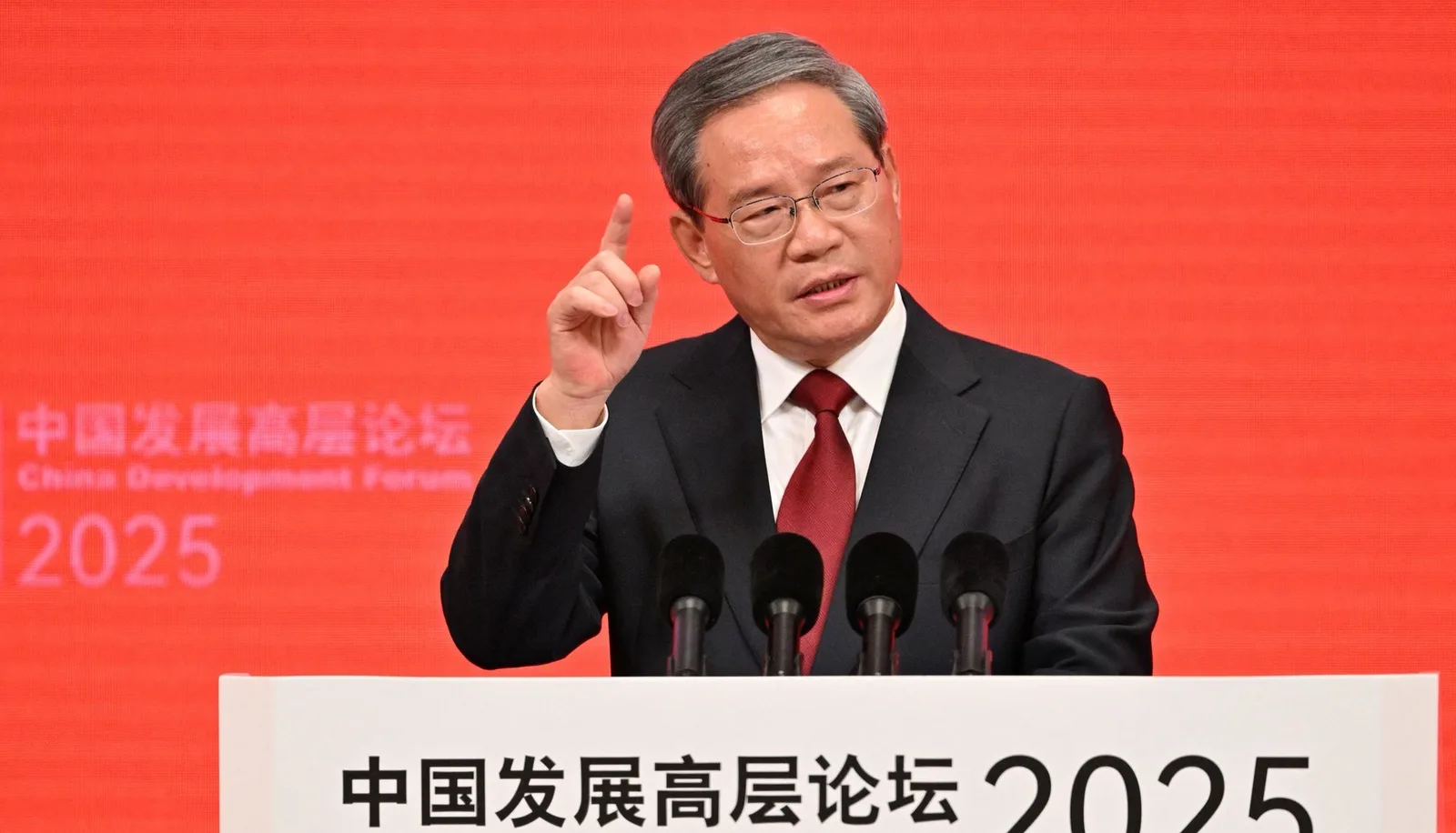 Premierul chinez discută despre reglementarea inteligenței artificiale la un forum internațional.