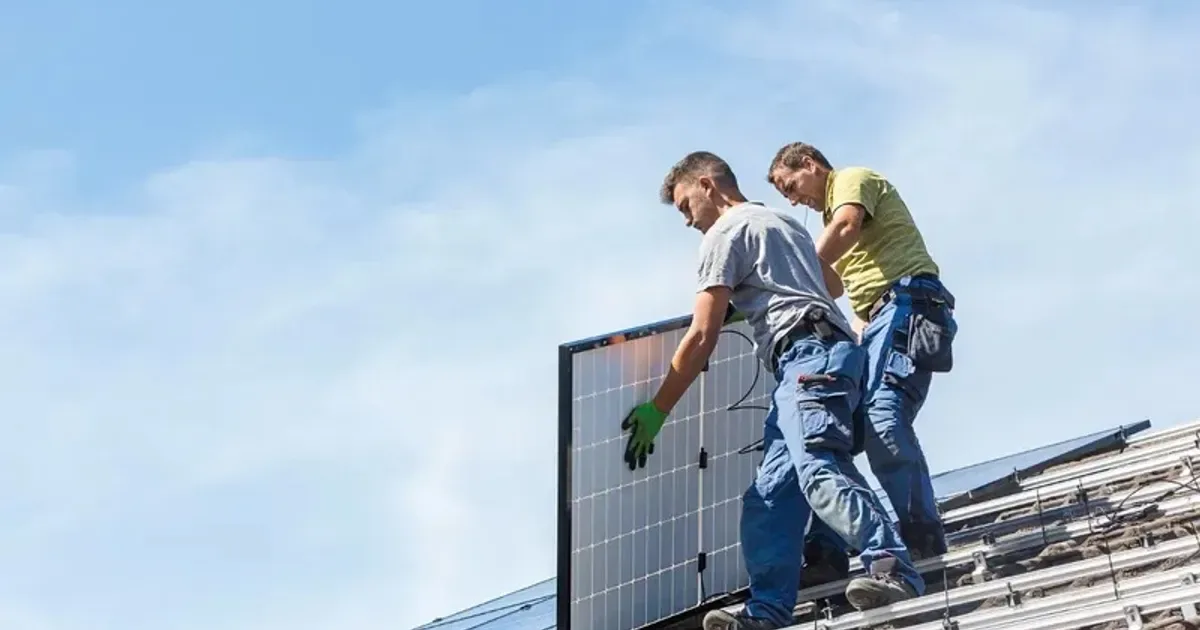 Instalare panouri fotovoltaice pe acoperișuri pentru energie verde.