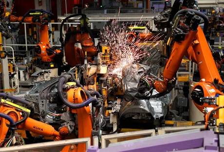 Roboți industriali în acțiune, automatizând procesele de producție.