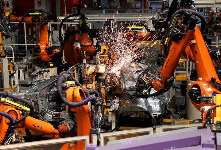 Roboți industriali în acțiune, automatizând procesele de producție.