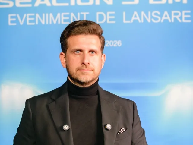 Reprezentant BYD la un eveniment de lansare a mașinilor electrice.