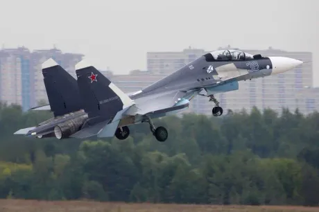 Avion militar în zbor, simbol al conflictului din Crimeea.