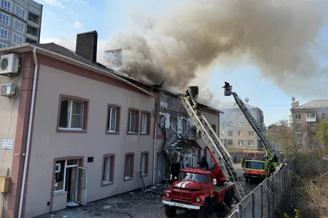 Fum gros se ridică de la o clădire afectată de atacuri în Ucraina.