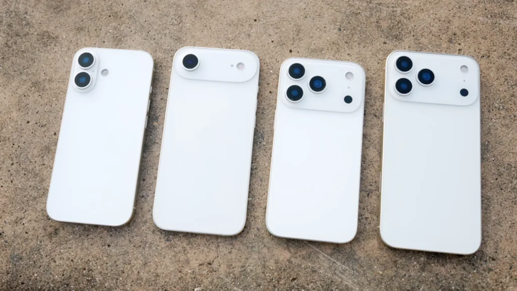 Patru modele de iPhone cu design similar, așezate pe o suprafață netedă.