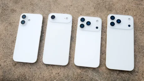 Patru modele de iPhone cu design similar, așezate pe o suprafață netedă.