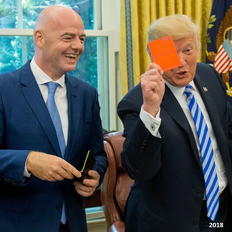 Gianni Infantino și un oficial, discutând despre competițiile FIFA.