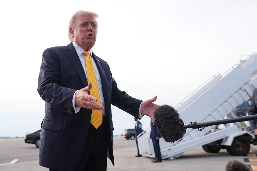 Donald Trump discutând despre situația financiară a companiei sale.