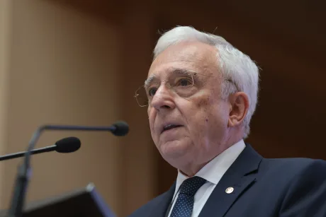 Guvernatorul BNR discută despre politica monetară și inflație.