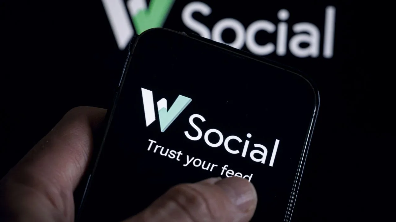 Noua rețea socială W promovează verificarea identității utilizatorilor pentru a combate conturile false.