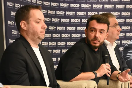 Discuție despre strategiile retailerilor români în fața concurenței internaționale.