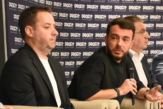 Discuție despre strategiile retailerilor români în fața concurenței internaționale.