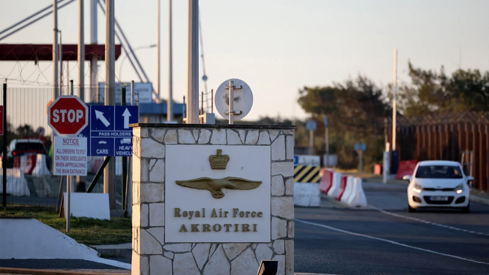 Intrarea în baza militară britanică Akrotiri din Cipru, cu semne de circulație vizibile.