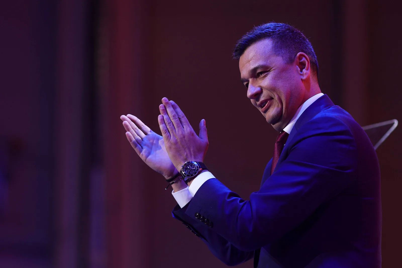 Sorin Grindeanu aplaudând și exprimându-și bucuria pentru victoria lui Peter Magyar.