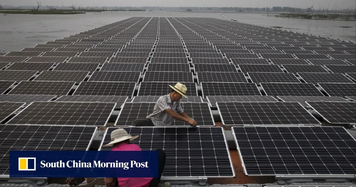 Panou solar pe apă, simbolizând tranziția energetică a Chinei.