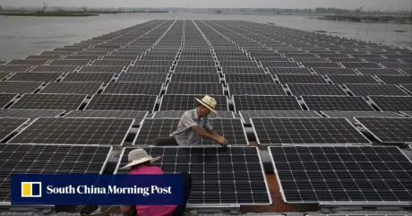 Panou solar pe apă, simbolizând tranziția energetică a Chinei.