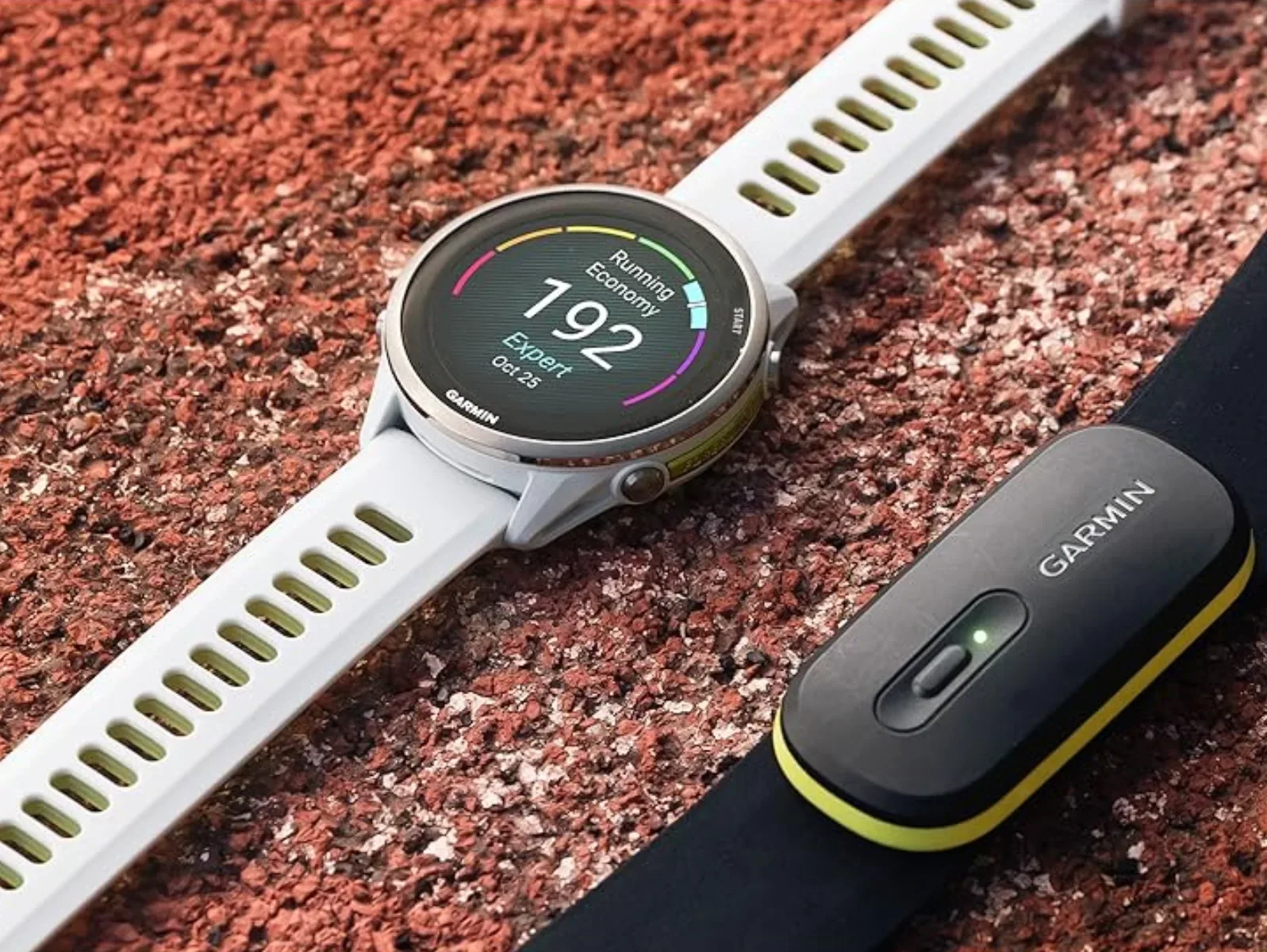 Ceas Garmin pe un fundal de piatră, afișând date de alergare.