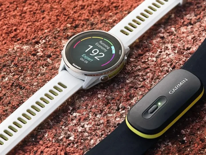 Ceas Garmin pe un fundal de piatră, afișând date de alergare.